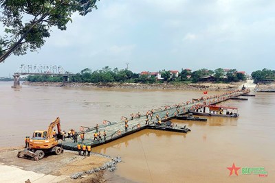 View - 	Bộ đội Công binh hoàn thành cầu phao tạm thay thế cầu Phong Châu